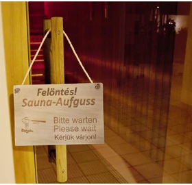 Felakasztható „Szauna felöntés zajlik, kérjük várjon” tábla