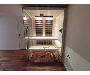 SAUNA KING Infraszauna fenyőből HARVIA karbonsugárzókkal, 3 oldalon panoráma üveggel
