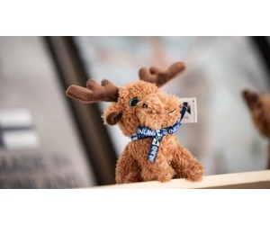 Plüss rénszarvas masnival a szaunázás őshazájából, Finnországból